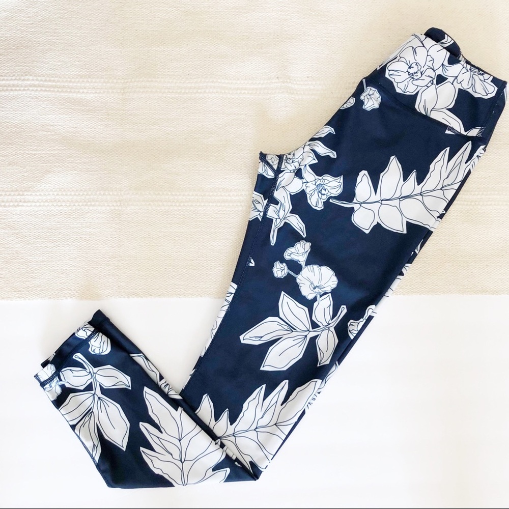 ALLFENIX Sz M Navy Blue White Floral Arlo Leggings